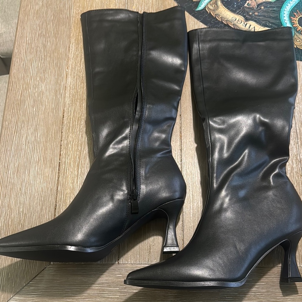 Black Heeled Boots with Pointed Toe and Medium Height Heel